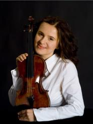 Ania Bard-Schwarz headshot with violin